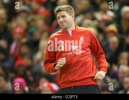 Steven Gerrard di Liverpool si riscalda durante la partita della Barclays Premier League ad Anfield, Liverpool. Foto Stock