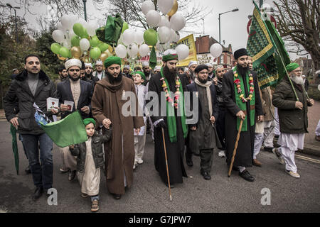 I membri dell'Easton Jamia Masjid, conosciuto anche come la moschea Easton, partecipano a una processione religiosa che celebra il compleanno del Profeta Muhammad, attraverso le strade di Easton, Bristol. Foto Stock