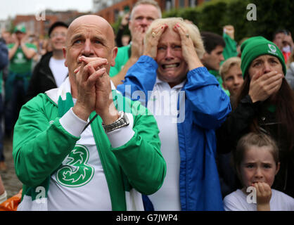 Tifosi guardare nervosamente come loro team si prepara ad affrontare un inizio di penalità nella corrispondenza tra la Repubblica di Irlanda e Francia durante l'Euro 2016 corrispondono, nella fanzone a Smithfield Square nel centro della città di Dublino. Foto Stock