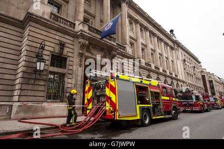 I vigili del fuoco frequentano la scena al Royal Automobile Club di Pall Mall, nel centro di Londra, dove duecento persone sono state evacuate dopo lo scoppio di un incendio in una sauna. Foto Stock