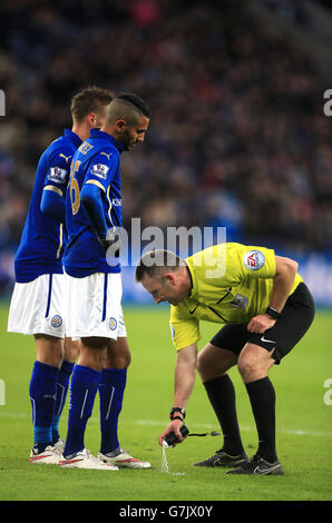 L'arbitro Jonathan Moss disegna una linea con uno spray magico davanti alle mura di Leicester City durante la partita della Barclays Premier League al King Power Stadium di Leicester. Foto Stock