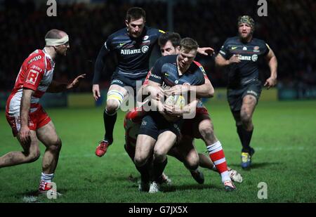 Rugby Union - Aviva Premiership - Gloucester Rugby / Saracens - Kingsholm Stadium. Chris Ashton di Saracens viene affrontato da Mark Atkinson di Gloucester durante la partita di Aviva Premiership al Kingsholm Stadium di Gloucester. Foto Stock