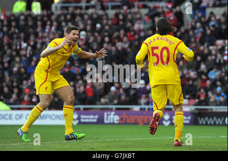 Lazar Markovic (a destra) di Liverpool festeggia con il compagno di squadra Steven Gerrard (a destra) dopo aver segnato il suo primo gol al di fianco durante la partita della Barclays Premier League allo Stadium of Light, Sunderland. Foto Stock