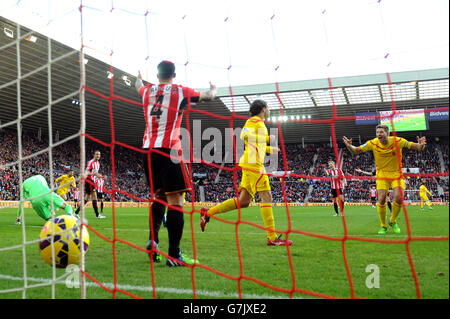 Lazar Markovic (centro a destra) di Liverpool festeggia con il compagno di squadra Steven Gerrard (a destra) dopo aver segnato il suo primo gol al di fianco durante la partita Barclays Premier League allo Stadium of Light, Sunderland. Foto Stock