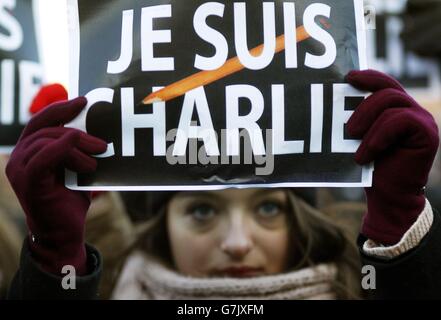 La gente partecipa a un incontro organizzato dall'Unione Nazionale dei giornalisti a Dublino, in memoria e solidarietà con coloro che sono stati uccisi nell'attentato terroristico di mercoledì a Parigi sulla rivista satirica francese Charlie Hebdo. Foto Stock