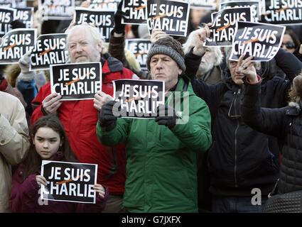 La gente partecipa a un incontro organizzato dall'Unione Nazionale dei giornalisti a Dublino, in memoria e solidarietà con coloro che sono stati uccisi nell'attentato terroristico di mercoledì a Parigi sulla rivista satirica francese Charlie Hebdo. Foto Stock