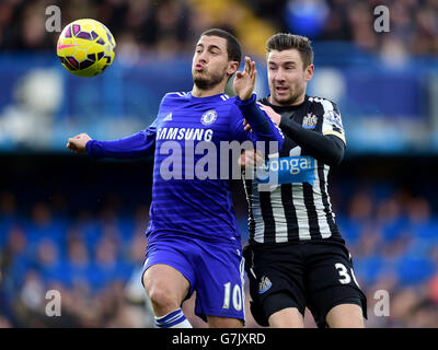 Paul Dummett (a destra) di Newcastle United e Chelsea's Eden Hazard (a sinistra) combattono per la palla durante la partita della Barclays Premier League a Stamford Bridge, Londra. Foto Stock