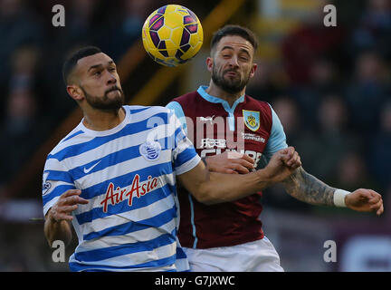 Danny Ings di Burnley vince la palla da Steven Caulker di Queens Park Rangers prima di andare a segnare durante la partita della Barclays Premier League a Turf Moor, Burnley. Foto Stock