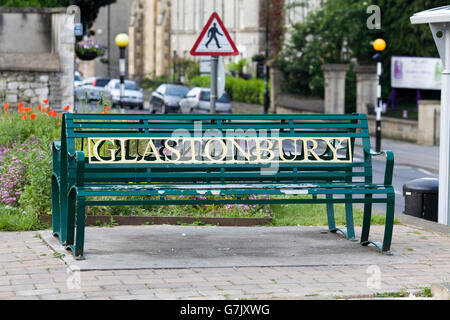 Panca realizzati in ferro con il nome della città gettato nel retro, Maddalena Street, Glastonbury Foto Stock