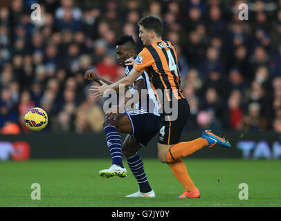 West Bromwich Albion's Brown Ideye (a sinistra) e Alex Bruce di Hull City combattono per la palla durante la partita della Barclays Premier League presso gli Hawthorns, West Bromwich. Foto Stock