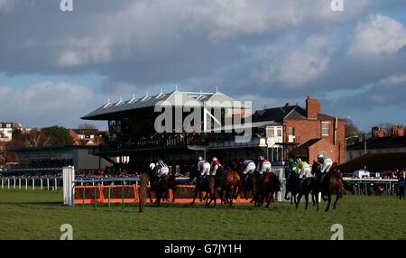 I corridori si dirigeranno verso un ostacolo nel Pertemps Network handicap Hurdle in Betfred Classic Chase Day all'ippodromo di Warwick, Warwick. Foto Stock