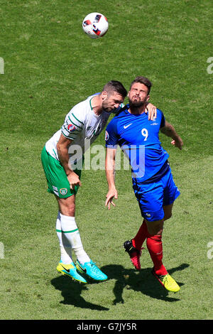 Repubblica di Irlanda Shane Duffy (sinistra) e quella della Francia Olivier Giroud battaglia per la sfera durante il round di 16 corrispondono allo Stade de Lyon Lione. Foto Stock