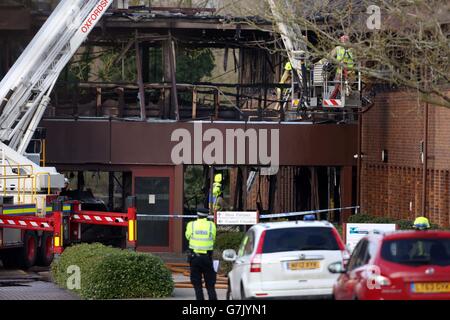 I vigili del fuoco frequentano la scena di un incendio presso gli uffici del South Oxfordshire District Council di Crowmarsh Gifford. Foto Stock