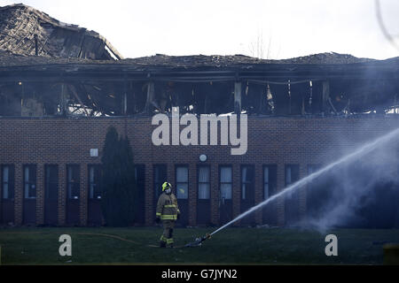 I vigili del fuoco frequentano la scena di un incendio presso gli uffici del South Oxfordshire District Council di Crowmarsh Gifford. Foto Stock