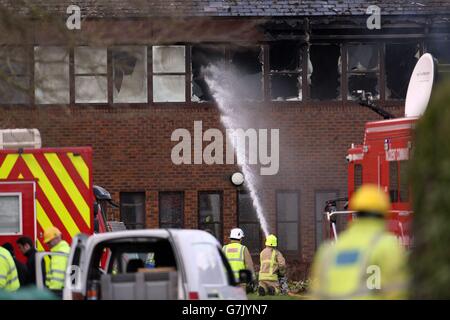 I vigili del fuoco frequentano la scena di un incendio presso gli uffici del South Oxfordshire District Council di Crowmarsh Gifford. Foto Stock