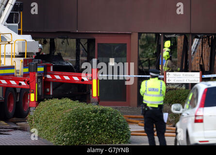 I vigili del fuoco frequentano la scena di un incendio presso gli uffici del South Oxfordshire District Council di Crowmarsh Gifford. Foto Stock