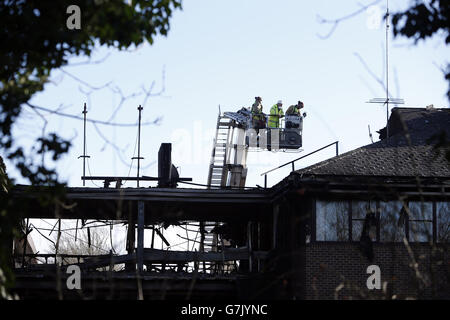 I vigili del fuoco frequentano la scena di un incendio presso gli uffici del South Oxfordshire District Council di Crowmarsh Gifford. Foto Stock