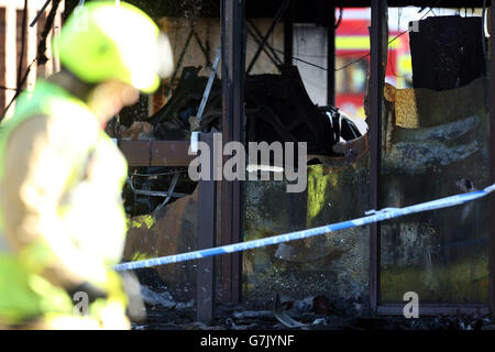 I vigili del fuoco frequentano la scena di un incendio presso gli uffici del South Oxfordshire District Council di Crowmarsh Gifford. Foto Stock