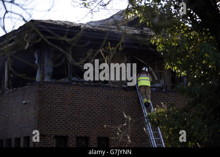 I vigili del fuoco frequentano la scena di un incendio presso gli uffici del South Oxfordshire District Council di Crowmarsh Gifford. Foto Stock