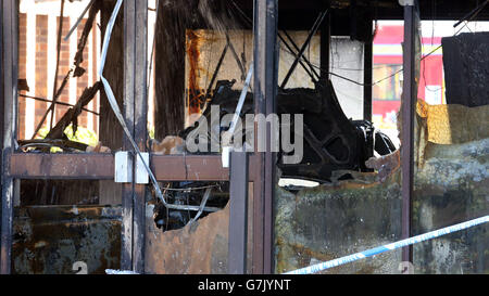 I vigili del fuoco frequentano la scena di un incendio presso gli uffici del South Oxfordshire District Council di Crowmarsh Gifford. Foto Stock