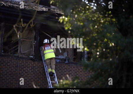 I vigili del fuoco frequentano la scena di un incendio presso gli uffici del South Oxfordshire District Council di Crowmarsh Gifford. Foto Stock