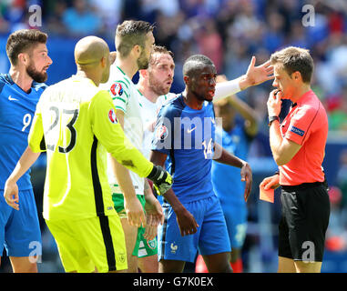 Arbitro Nicola Rizzoli (a destra) mostra Repubblica di Irlanda Shane Duffy (terzo da sinistra) un cartellino rosso durante il round di 16 corrispondono allo Stade de Lyon Lione. Foto Stock