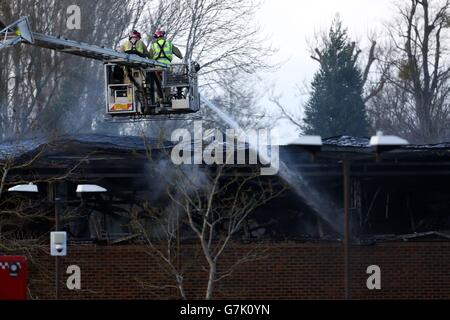 I vigili del fuoco frequentano la scena di un incendio presso gli uffici del South Oxfordshire District Council di Crowmarsh Gifford. Foto Stock