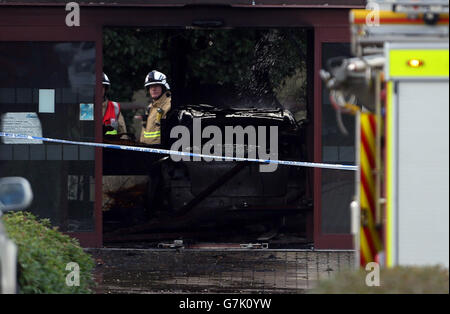 I vigili del fuoco frequentano la scena di un incendio presso gli uffici del South Oxfordshire District Council di Crowmarsh Gifford. Foto Stock