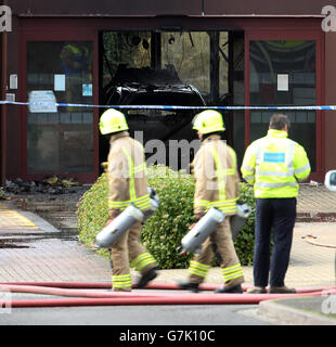 I vigili del fuoco frequentano la scena di un incendio presso gli uffici del South Oxfordshire District Council di Crowmarsh Gifford. Foto Stock