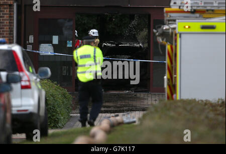 I vigili del fuoco frequentano la scena di un incendio presso gli uffici del South Oxfordshire District Council di Crowmarsh Gifford. Foto Stock