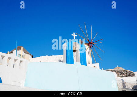 Chiesa a Santorini isola in Grecia, costruita in modo riconoscibile Foto Stock