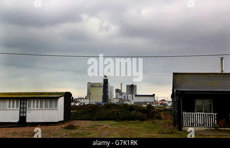 Una visione generale della centrale elettrica di Dungeness a Dungeness, Kent, in quanto sono stati annunciati piani per la Dungeness B di rimanere aperta oltre la data di chiusura prevista per il 2018. L'invecchiamento del reattore, sulla costa meridionale del Kent, era dovuto a smantellamento nel 2018, ma ora rimarrà fino al 2028 a seguito di un investimento extra di circa 150 milioni di sterline. Foto Stock