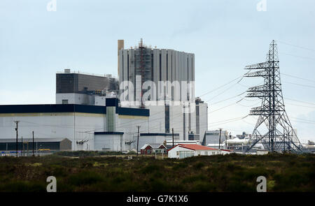 Una visione generale della centrale nucleare di Dungeness B, in quanto tale da rimanere aperta oltre la data prevista di chiusura del 2018, ha annunciato il suo proprietario, EDF. L'invecchiamento del reattore, sulla costa meridionale del Kent, era dovuto a smantellamento nel 2018, ma ora rimarrà fino al 2028 a seguito di investimenti supplementari di £150 milioni. Foto Stock