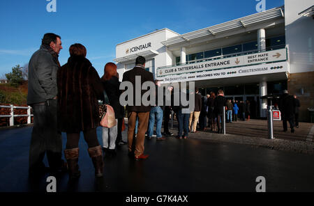 Corse di cavalli - Festival Trials Day - Cheltenham Racecourse. La folla si accoda fuori per il Festival Trials Day all'ippodromo di Cheltenham, Cheltenham. Foto Stock