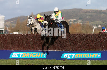 Molte nuvole cavalcate da Leighton Aspell salta l'ultimo sulla loro strada per la vittoria nella BetBright Cup Chase durante Festival Trials Day al Cheltenham Racecourse, Cheltenham. Foto Stock