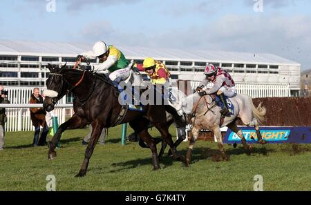 Molte nuvole cavalcate da Leighton Aspell conduce oltre l'ultimo sulla loro strada per la vittoria nella BetBright Cup Chase durante Festival Trials Day al Cheltenham Racecourse, Cheltenham. Foto Stock