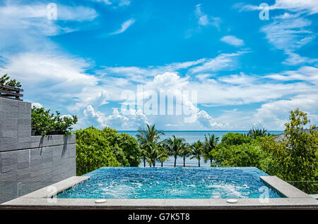 Una jacuzzi privata si affaccia sull'oceano a health spa resort in Hua Hin, Thailandia. Foto Stock