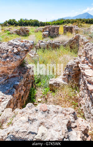 Situato presso la zona Katovigli in Makrygialos, questo 3 acri villa è uno dei più importanti ritrovamenti archeologici in Creta orientale. Foto Stock