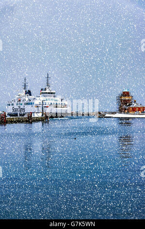 Un traghetto entra in porto di Helsingborg in Svezia da Helsingor in Danimarca su un inverni freddi giorno Foto Stock
