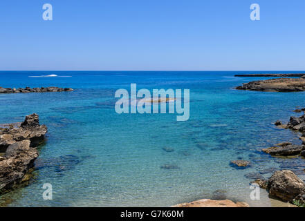 Foto di mare di Protaras, l'isola di Cipro, con rocce e immacolata acqua. Foto Stock