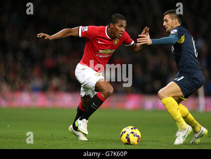 Calcio - Barclays Premier League - Manchester United / Southampton - Old Trafford. Luis Antonio Valencia (a sinistra) del Manchester United supera il Dusan Tadic di Southampton Foto Stock