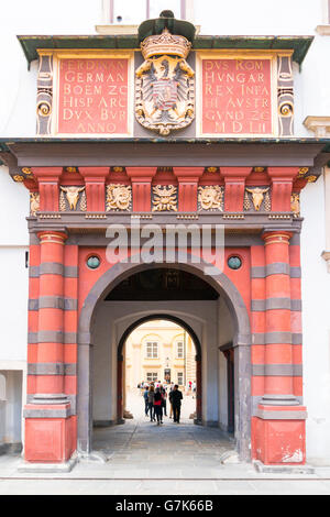 Swiss gate con persone in der Burg Piazza del Palazzo Imperiale Hofburg di Vienna in Austria Foto Stock