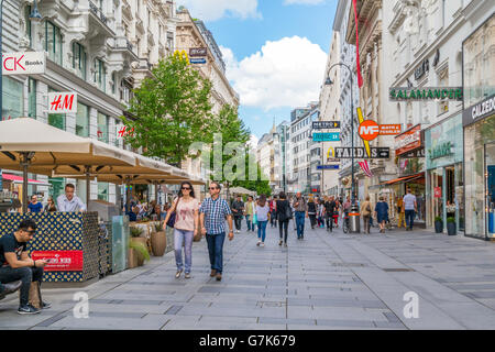 La gente a passeggiare e a fare shopping in Karntnerstrasse nell interno della città di Vienna, Austria Foto Stock