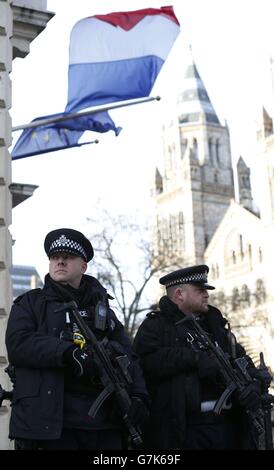 La polizia armata pattuglia al di fuori della Cancelleria del Consolato Generale Francese, Cromwell Place, Londra, come la nuova edizione della rivista satirica francese Charlie Hebdo è andato in vendita in Francia e le copie saranno disponibili nel Regno Unito entro la fine della settimana. Foto Stock