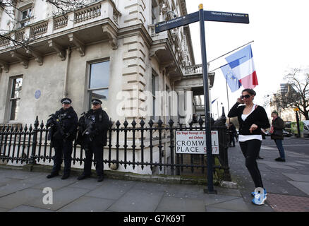 La polizia armata pattuglia al di fuori della Cancelleria del Consolato Generale Francese, Cromwell Place, Londra, come la nuova edizione della rivista satirica francese Charlie Hebdo è andato in vendita in Francia e le copie saranno disponibili nel Regno Unito entro la fine della settimana. Foto Stock