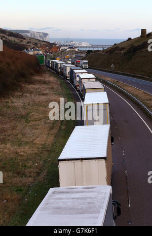 Gli autocarri sono accodati sulla A20 a dover, Kent, mentre le cattive condizioni atmosferiche continuano a ritardare gli attraversamenti dei traghetti attraverso la Manica. Foto Stock