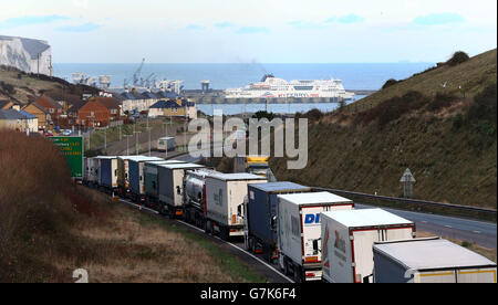 Gli autocarri sono accodati sulla A20 a dover, Kent, mentre le cattive condizioni atmosferiche continuano a ritardare gli attraversamenti dei traghetti attraverso la Manica. Foto Stock