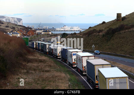 Gli autocarri sono accodati sulla A20 a dover, Kent, mentre le cattive condizioni atmosferiche continuano a ritardare gli attraversamenti dei traghetti attraverso la Manica. Foto Stock