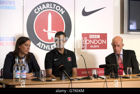 Durante una conferenza stampa, il direttore atletico di Charlton Katrien Meire (a sinistra), il manager Guy Luzon (al centro) e il presidente non esecutivo Richard Murray Foto Stock