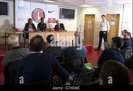 Durante una conferenza stampa, il direttore atletico di Charlton Katrien Meire (a sinistra), il manager Guy Luzon (al centro) e il presidente non esecutivo Richard Murray Foto Stock